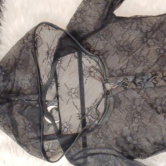 KILLSTAR XXL BLACK LACE MISS GUIDANCE TOP LONG-SLEEVED LACE UP FRONT BIG HOOD - Picture 10 of 12